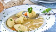 Domaća pileća supa sa knedlama: Starinski recept za jelo koje obožavaju generacije