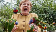 Bolni izraz na licu Merkelove obišao svet: Papagaj je ujeo za ruku, ona vrisnula, kamere snimile