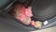 U podu "mercedesa" pronađeno više od 15 kilograma kanabisa: Uhapšen muškarac u Raškoj