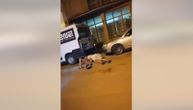 Nerealni snimak iz Vranja: Muškarci leže na ulici, kažu da su toliko pijani da ne mogu da se pomere