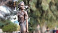 Bronzana statua oskudno odevene žene izazvala raspravu o seksizmu u Italiji, traže da je sruše