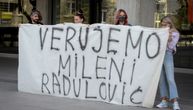 "Verujemo Mileni Radulović": Ovaj transparent je sačekao Aleksića ispred Palate pravde, pale i pogrdne reči