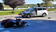 Motociklista teško povređen u stravičnoj nesreći u Novom Sadu: Na putu rasuti delovi motora