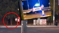 Novi snimci sa Konjarnika, čovek drži pištolj, policajci leže na ulici: "Ušao je u radnju i pričao o ubistvu"