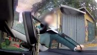 Incident na Voždovcu: Starija žena podigla brisače na autu, polomila retrovizor, pa se vratila da ga "overi"