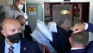 Dramatičan snimak iz Češke: Predsednika Zemana iznose iz saniteta, glava mu klonula