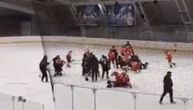 Tuča mladih hokejaša Zvezde i Partizana posle utakmice