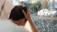 Vandalizam na Novom Beogradu: Muškarac glavom demolirao vrata zgrade, to nije sve
