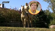 Angela Merkel dobila zlatni spomenik, jedan detalj "bode oči"