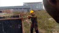 Uznemirujući snimak s gradilišta u Zrenjaninu: Radnici deru životinju, oglasila se firma