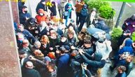 Gurkanje ispred Skupštine grada: Deo opozicije pokušao da uđe na sednicu o šinskim sistemima