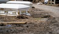 Uragan "prekopao" groblja: Sanduci sa telima leže na ulicama