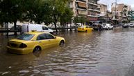 Snažno nevreme pogodilo poznato grčko letovalište: Ulice se pretvorile u reke, automobili plivaju