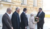 Dirljiv susret Vučića sa razrednom u Zemunskoj gimnaziji: Uručio joj cveće