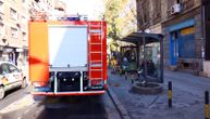 Fotografije s lica mesta: Izbio požar u stanu u Sarajevskoj, jedna osoba preminula