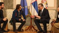 Vučić od Depa dobio pafina: "Žene se doterale i radile prekovremeno"