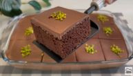 Recept za sočni čokoladni kolač koji osvaja na prvi zalogaj: Pravi se brzo i lako