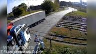 Vozači na pružnim prelazima igraju "srpski rulet": Prikazan snimak kako kamion lomi rampu