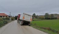 Kamion pod teretom sleteo sa puta kod Čačka: Lokalni put bio blokiran