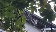 Vrela voda kulja sa krova zgrade: Nesvakidašnji prizor u srcu Beograda