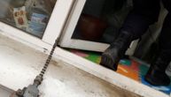 Majka decu ostavila zaključane danima u stanu: Policija upala kroz prozor da bi ih spasila