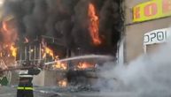 Vatra progutala hiljadu i po kvadrata: Izgorela trospratna zgrada, poznato da li ima poginulih