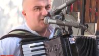 "Nemaš keša, nema problema": Željko iz Banjaluke na harmoniku postavio čitač platnih kartica