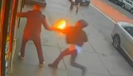 Molotovljev koktel bačen u prodavnicu: Vatra nasred ulice, slučajni prolaznik sprečio katastrofu
