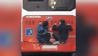 Jeziva scena iz Višnjičke ulice: Dva dečaka čuče "prikačena" na autobus 202, rizikuju život