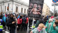 Protest u Kijevu protiv vakcinacije i mera: Demonstranti uzvikivali "Ne kovid genocidu"