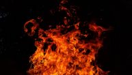 Požar u Belom Potoku: Vatra zahvatila prizemlje i krov kuće, vatrogasci na terenu