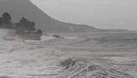 Uznemirilo se more u Herceg Novom: Nakon obilnih kiša, ogromni talasi poplavili šetalište