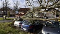 Snažan vetar srušio stabla i spomenik ubijenim policajcima u Sarajevu