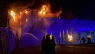Veliki požar izbio u Vinči: Gorela hala aluminijuma, dim i dalje kulja. Prve slike s lica mesta