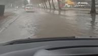 Snimak havarije u Novom Sadu: Automobili voze kroz vodu
