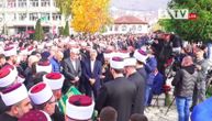 UŽIVO Sahrana Muamera Zukorlića u Novom Pazaru: Uplakni vernici se klanjaju, muftijin otac prima saučešće