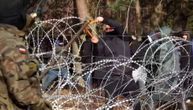 Lopatama i makazama krenuli u akciju: Ovako migranti ruše bodljikavu žicu na granici sa Poljskom