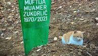 Potresan prizor: Mačka preminulog muftije Zukorlića ne odvaja se od njegovog groba