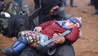 Potresni prizori sa poljske granice: Među migrantima mnogo dece, majke ih greju kraj vatre