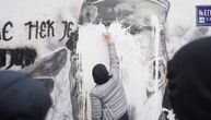 Grupa mladih čisti mural Ratku Mladiću: Doneli vodu i krpe, pokušavaju da skinu kreč
