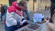"Ovaj narod ima dušu i empatiju za sve": Karić sa zemljakom u centru grada prodavao kestenje