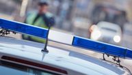 Snimak sudara u Smederevu: Auto se okretao bez kontrole, udario u parkirano vozilo, pa pobegao