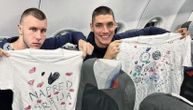 Deca crtala za Orlove: Najlepša slika iz aviona fudbalera Srbije pred put za Portugaliju