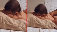 Ova beba baš zna da uživa: Nakon silnog dremanja i kupanja, dobije i besplatnu masažu