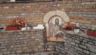Oskrnavljen spomenik ubijenim i kidnapovanim Srbima na KiM: Slomljen krst, uništena zastava