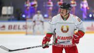 Bizarna povreda predsednika Belorusije: Igrao hokejaški meč, igrač ga jako udario štapom po licu