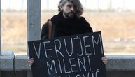 Mladić sa transparentom dočekao Miku Aleksića ispred suda: Na njemu napisane 3 reči