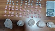 U stanu u Obrenovcu policajci pronašli 72 paketića sa narkoticima: Uhapšen mladić (22)