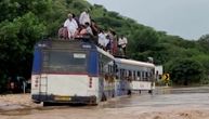 Najmanje 17 poginulih u poplavama u Indiji, desetine nestale: Ruše se zgrade, voda nosi autobuse