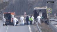 Jeziv prizor nakon nesreće u Bugarskoj: Spasioci izvlače tela žrtava iz autobusa smrti
